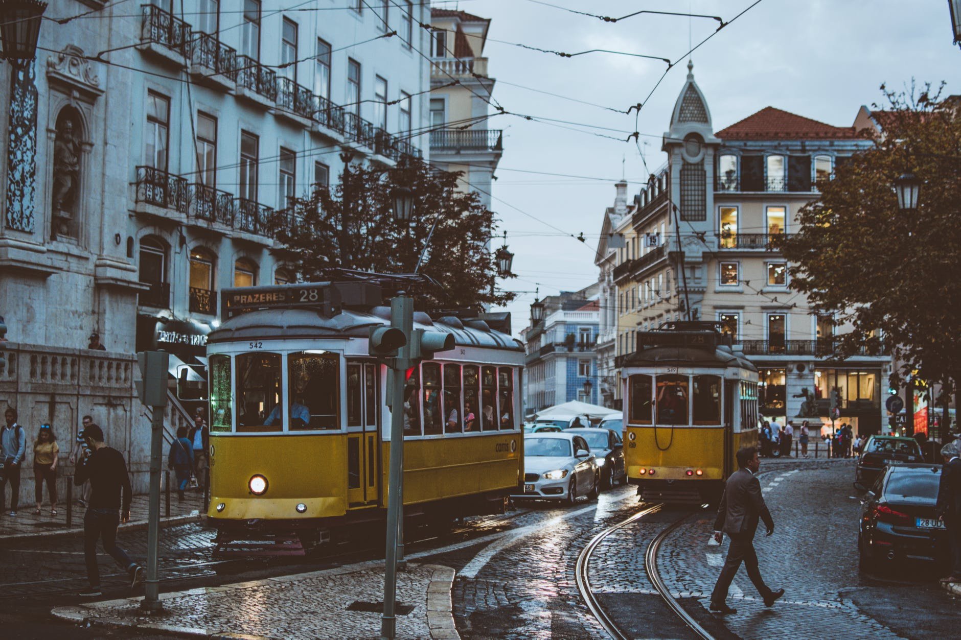 Quais são as atrações mais populares em cada distrito de Portugal