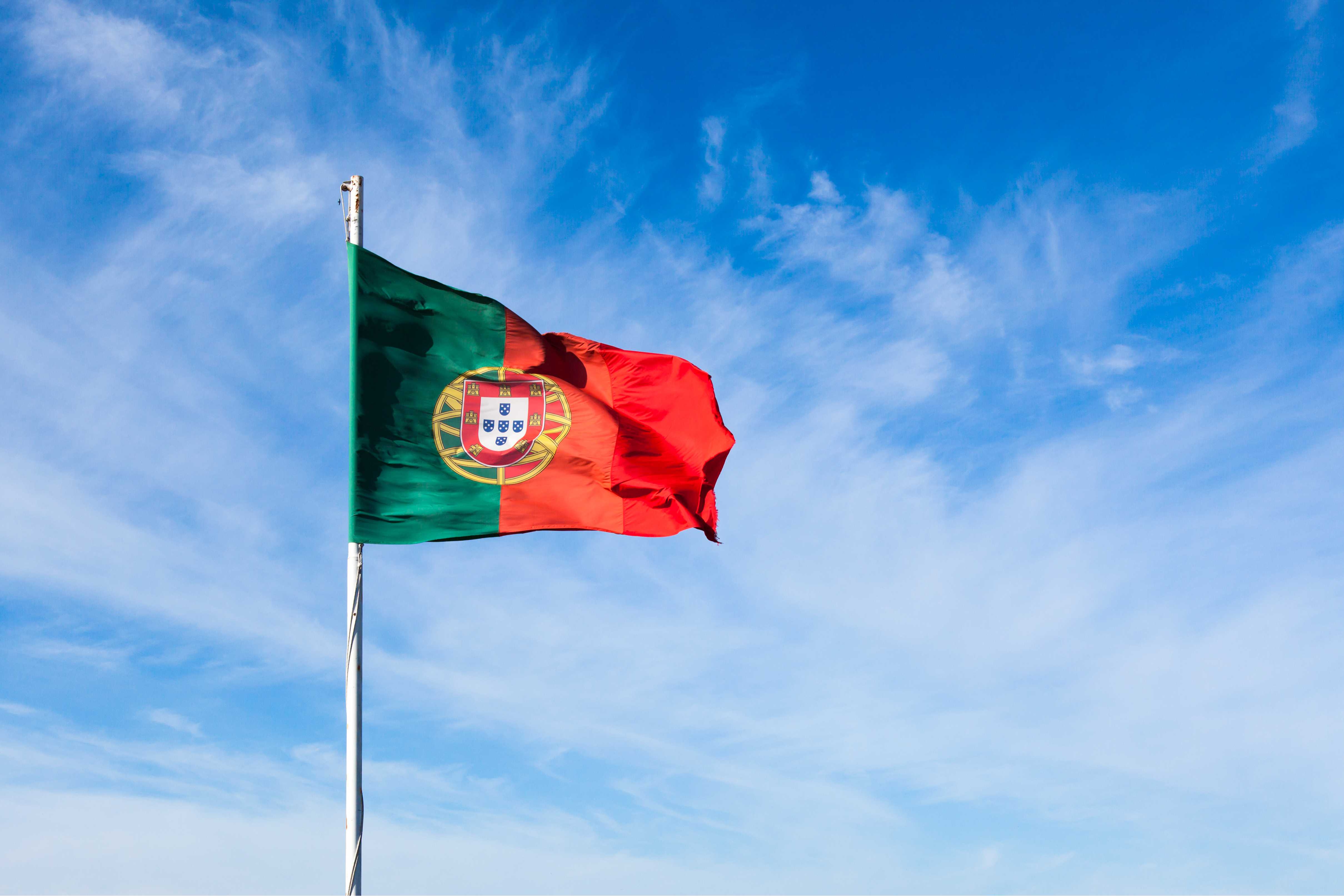 vista-de-angulo-baixo-da-bandeira-contra-o-ceu-azul
