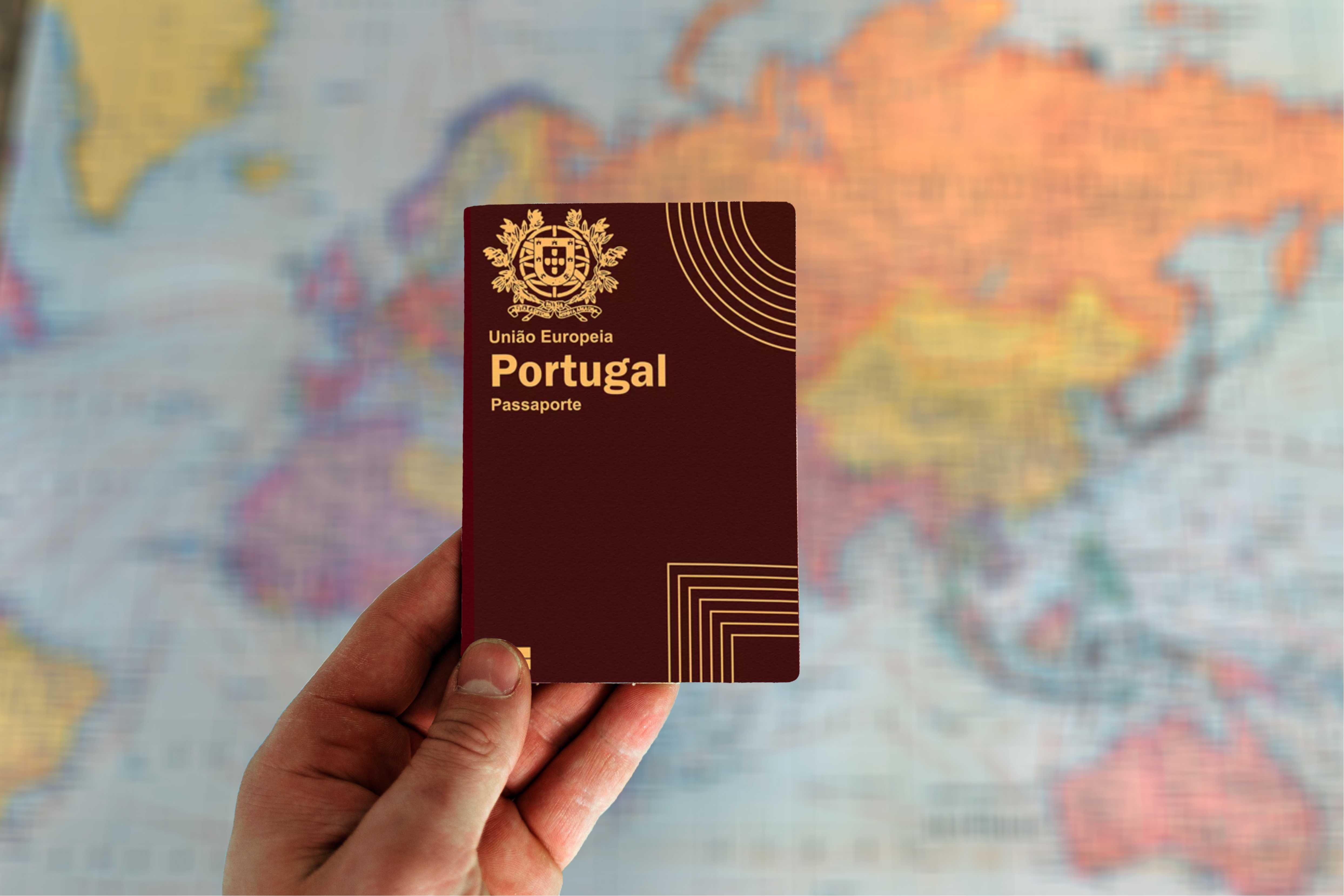 uma-mao-segurando-um-passaporte-com-um-mapa-da-italia-no-fundo (1) uma-mao-segurando-um-passaporte-com-um-mapa-da-italia-no-fundo (1)