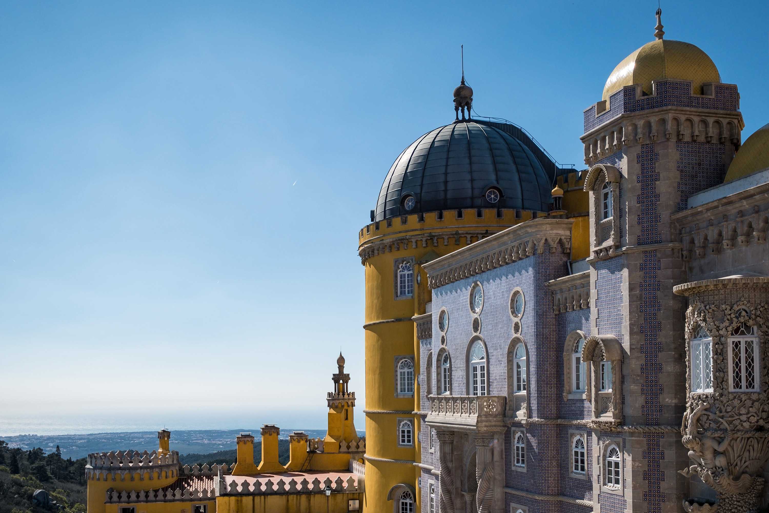 castelo-em-sintra-cascais-rodeado-de-verde-sob-o-sol-e-um-ceu-azul-em-portugal