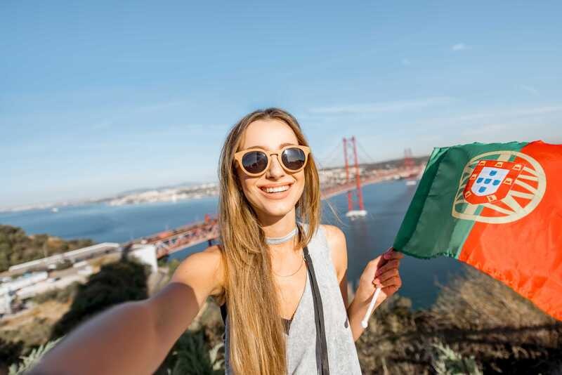 Mulher com bandeira de Portugal